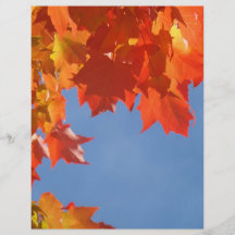 Flyer-orange Papierherbst verlässt blauen Himmel