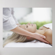 Frau, die Massage empfängt Plakatdrucke