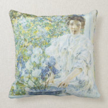 Frau mit einem Vase Iris Zierkissen