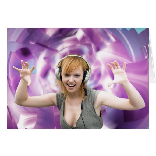 Frau mit Kopfhörern in einer virtuellen Welt Grußkarten