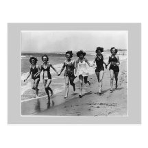 Frauen laufen gelassen auf den Strand, Vierzigerja Postkarten