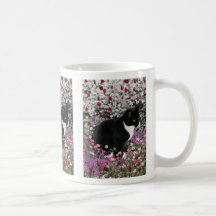 Freckles dem Becher in der Blumen-II - Tuxedo-Katz Kaffeehaferl