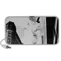 Freiheit - Vogel, der nahe New- Yorkwolkenkratzern iPod Lautsprecher