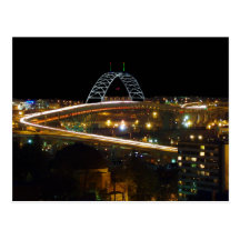 Fremont-Brücke an Postkarten Nachtportlands Oregon