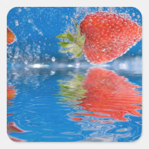 Frische Erdbeeren, die in Wasser spritzen Quadratsticker