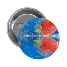 Frische Erdbeeren, die in Wasser spritzen Anstecknadel