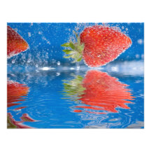 Frische Erdbeeren, die in Wasser spritzen Personalisierte Ankündigungen