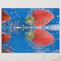 Frische Erdbeeren, die in Wasser spritzen Vollfarbige Flyer
