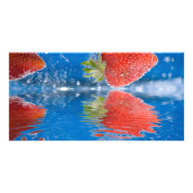 Frische Erdbeeren, die in Wasser spritzen Bilder Karten