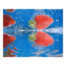 Frische Erdbeeren, die in Wasser spritzen Kunstfotos