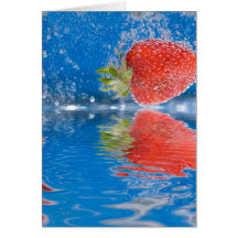 Frische Erdbeeren, die in Wasser spritzen Grußkarten