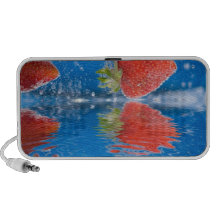 Frische Erdbeeren, die in Wasser spritzen Mobile Lautsprecher