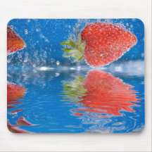 Frische Erdbeeren, die in Wasser spritzen Mousepad