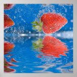 Frische Erdbeeren, die in Wasser spritzen Posterdrucke