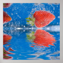 Frische Erdbeeren, die in Wasser spritzen Posterdrucke