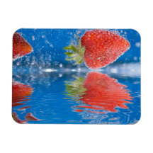 Frische Erdbeeren, die in Wasser spritzen Vinyl Magnet
