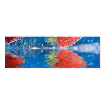 Frische Erdbeeren, die in Wasser spritzen Visitenkartenvorlage