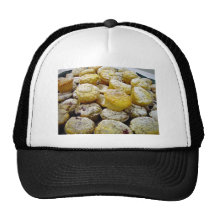 Frische gebackene Muffins auf einer Platte Caps