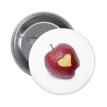 Frischer roter Apfel mit einem Herzen formte Symbo Anstecknadelbutton