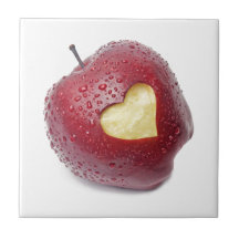 Frischer roter Apfel mit einem Herzen formte Symbo Kacheln