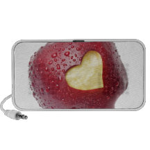 Frischer roter Apfel mit einem Herzen formte Symbo Notebook Speaker