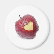 Frischer roter Apfel mit einem Herzen formte Symbo Kühlschrankmagnete