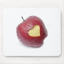 Frischer roter Apfel mit einem Herzen formte Symbo Mousepads