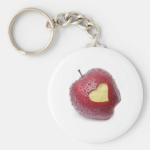 Frischer roter Apfel mit einem Herzen formte Symbo Schlüsselbänder
