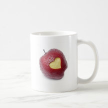 Frischer roter Apfel mit einem Herzen formte Symbo Tee Tassen