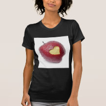 Frischer roter Apfel mit einem Herzen formte Symbo Hemd