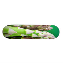Frischer Spargel auf grünem Hintergrund Personalisiertes Skateboarddeck
