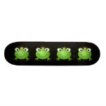 Frosch-Prinz. Lächelnder Frosch mit einer Krone Skateboard Deck