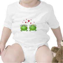 Frosch-Prinz und Frosch-Prinzessin, mit Herzen T-shirts