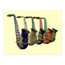 Fünf bunte Saxophone in einer Linie Postkarte
