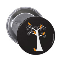 Fünf orange Vögel in einem Baum-Knopf Anstecknadel