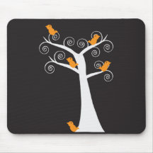 Fünf orange Vögel in einem Baum Mousepad