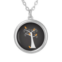 Fünf orange Vögel in einer Baum-Halskette