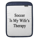 Fußball ist die Therapie meiner Ehefrau iPad Sleeve