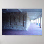 Gebäude-Karte graviert in Kalkstein-Wand von Unive Plakate