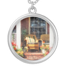 Geflochtener Stuhl mit gestreiftem Kissen Personalisierter Schmuck