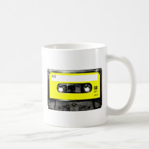 Gelber Aufkleber-Vintage Kassette Teetasse
