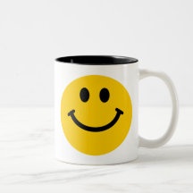 Gelber glücklicher Smileybecher Kaffee Haferl