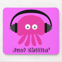 Gerade Chillin rosa Quallen mit Kopfhörern Mousepad