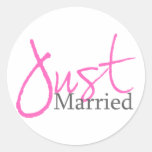Gerade verheiratet (rosa Skript) Runde Sticker