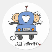 Gerade verheiratete Braut und Bräutigam-T-Shirts u Runde Sticker