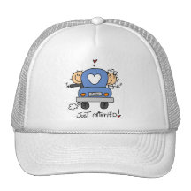 Gerade verheiratete Braut und Bräutigam-T-Shirts u Truckerkappe