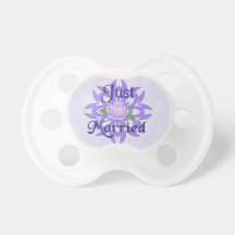Gerade verheiratete Lavendel-Rose Baby Schnuller
