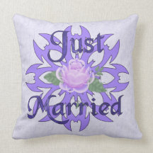 Gerade verheiratete Lavendel-Rose Kissen
