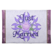 Gerade verheiratete Lavendel-Rose Tischsets