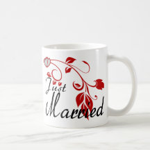 Gerade verheiratete verbindende Herz-Blumenreben Kaffee Tasse